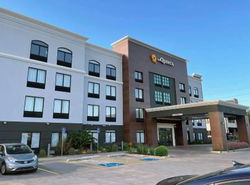 La Quinta Inn & Suites by Wyndham Tulsa Midtown