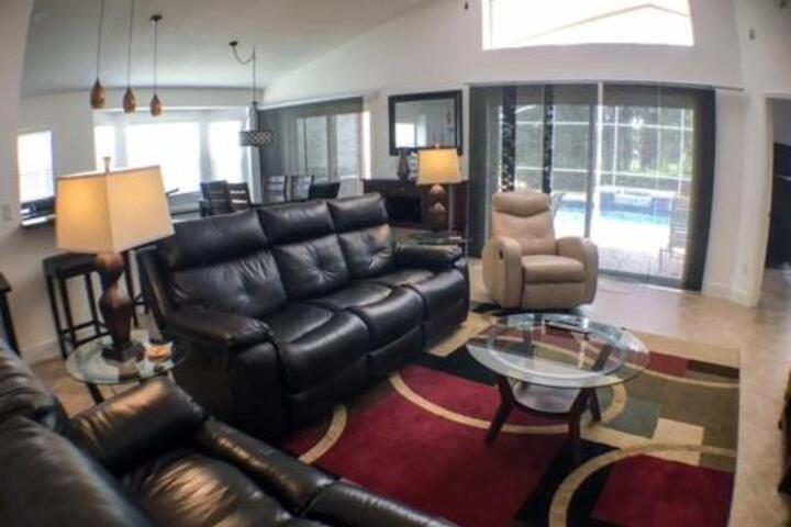 South Facing Pool Bright Sunny Home! Home