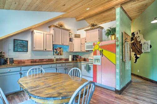 Charming Apt 1 Mile From Palmer Lake Near USAFA! - thumb 5