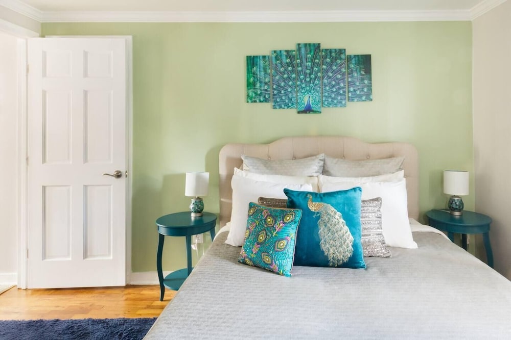 Vibrant, Colorful Condo Building With Backyard Firepit And Games - thumb 6