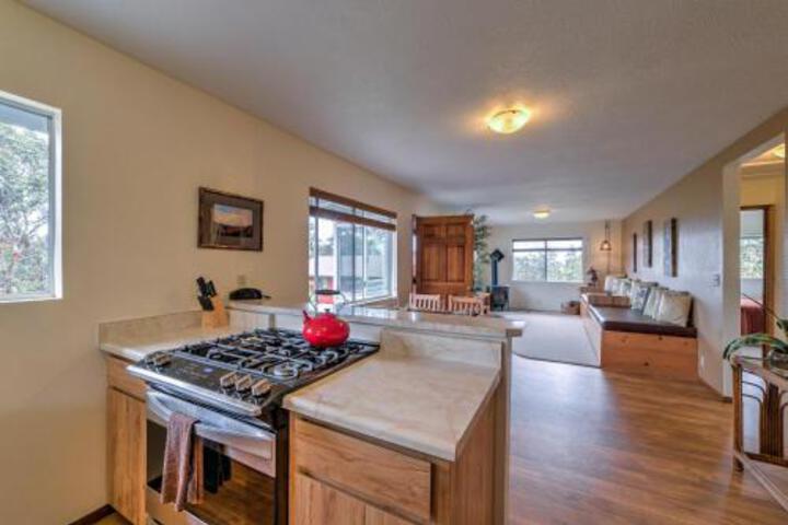 Serene Tropical Volcano Home On Private Half Acre! - thumb 0