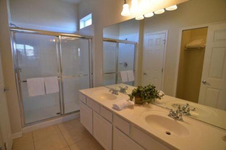 Five Bedroom Villa 7783