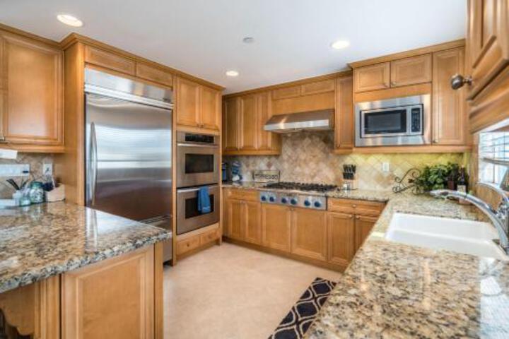 310 1 / 2 Iris Ave. 3 Bedroom Condo - thumb 6