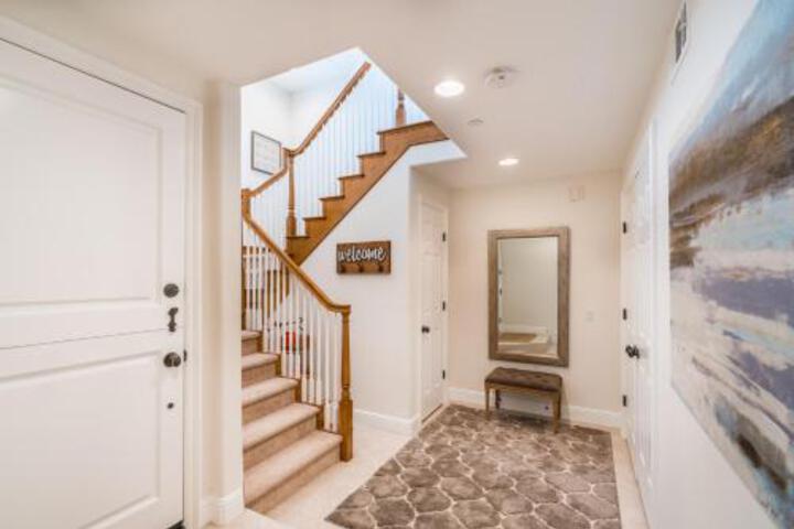 310 1 / 2 Iris Ave. 3 Bedroom Condo - thumb 2