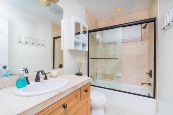 310 1 / 2 Iris Ave. 3 Bedroom Condo - thumb 3