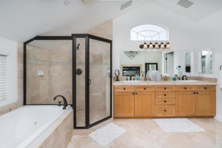 310 1 / 2 Iris Ave. 3 Bedroom Condo - thumb 4