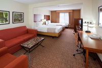 La Quinta Inn  Suites by Wyndham Bannockburn-Deerfield