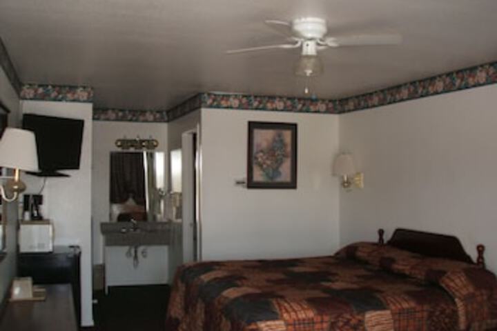 Camlot Inn - thumb 0