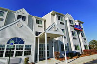 Howard Johnson Hotel  Suites by Wyndham Elk Grove Village