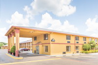 Days Inn  Suites by Wyndham Marshall