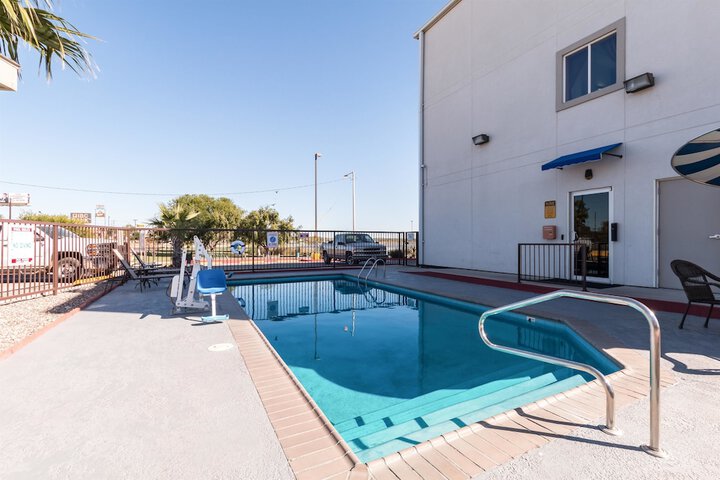 Motel 6 Eagle Pass, TX - Lakeside - thumb 3