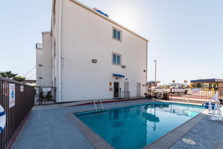 Motel 6 Eagle Pass, TX - Lakeside - thumb 4
