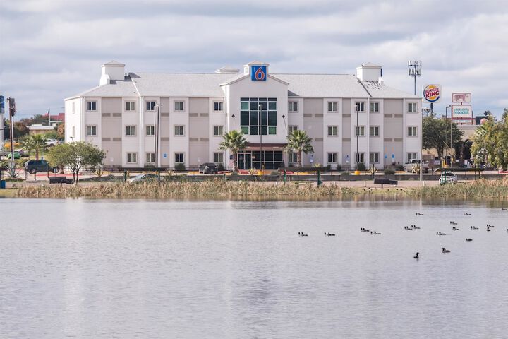 Motel 6 Eagle Pass, TX - Lakeside - thumb 2