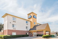 Days Inn  Suites by Wyndham Dallas