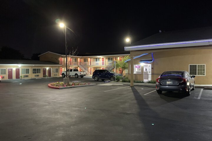 Desert Inn Motel - thumb 1