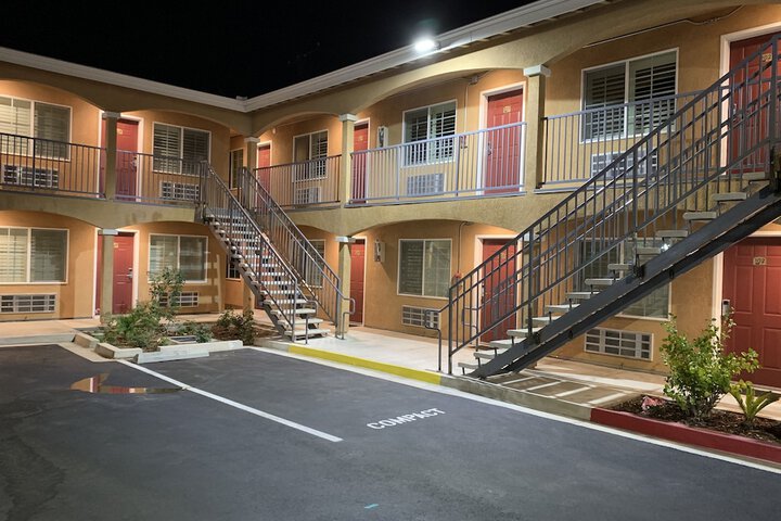 Desert Inn Motel - thumb 3