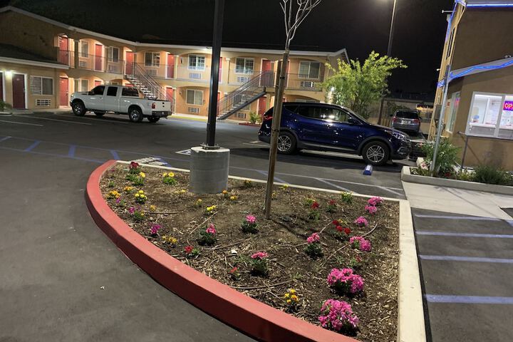 Desert Inn Motel - thumb 2