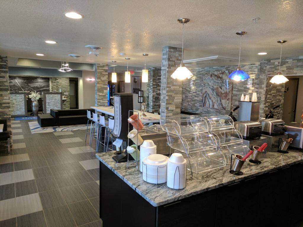 Baymon Inn & Suites - thumb 1