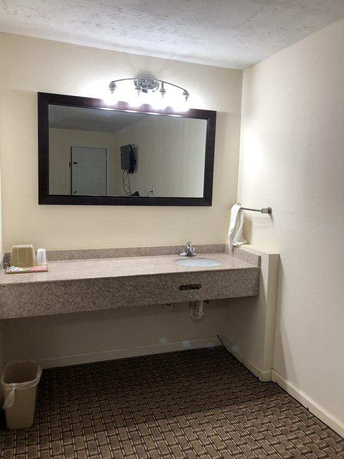 Travelers Inn Motel - thumb 2