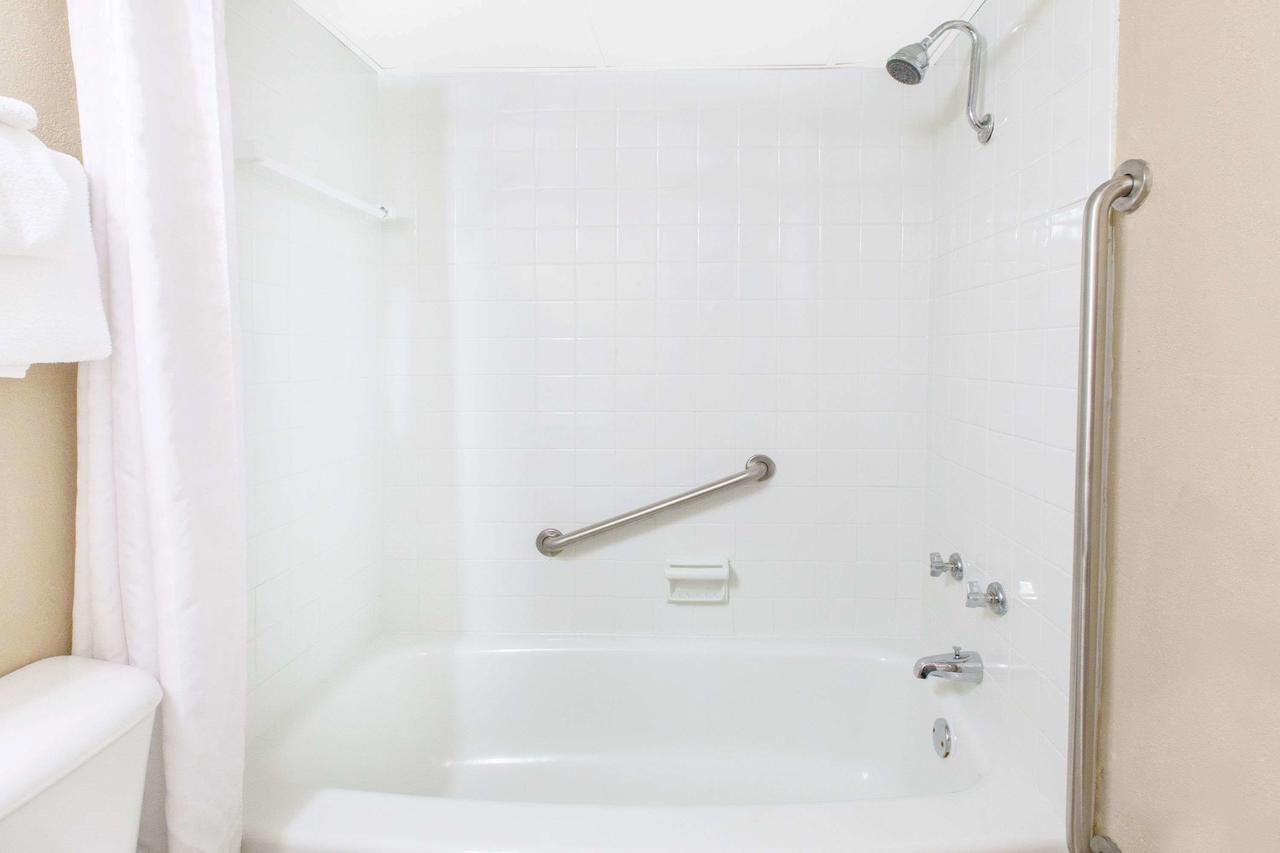 Super 8 By Wyndham Millbury/Toledo - thumb 37