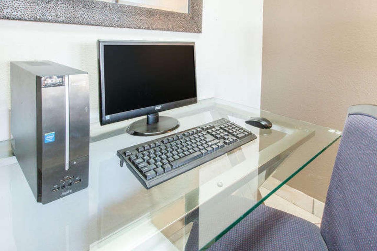 Super 8 By Wyndham Millbury/Toledo - thumb 2