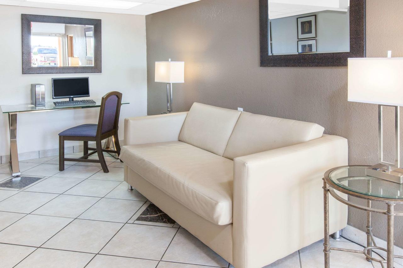 Super 8 By Wyndham Millbury/Toledo - thumb 1