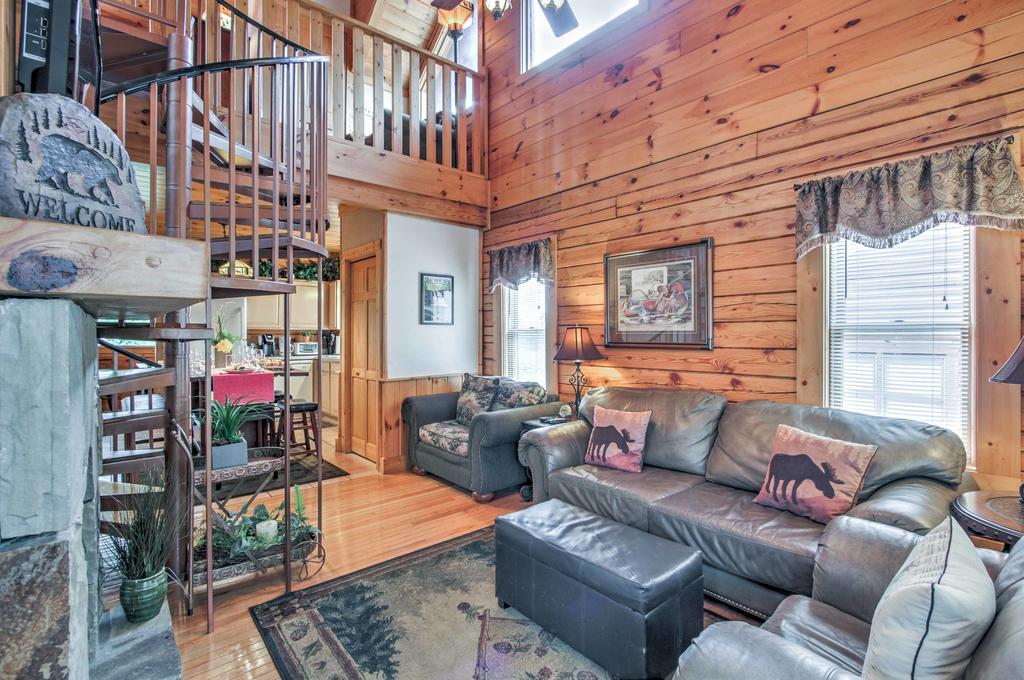 'Easy Life' Pigeon Forge Home With Views & Hot Tub! - thumb 3