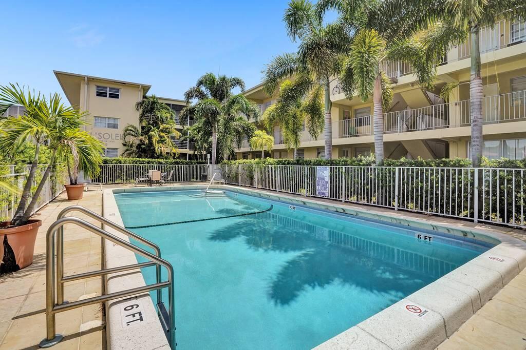 2BR/2Bath W/ Balcony And Outdoor Pool+Free Parking - thumb 3