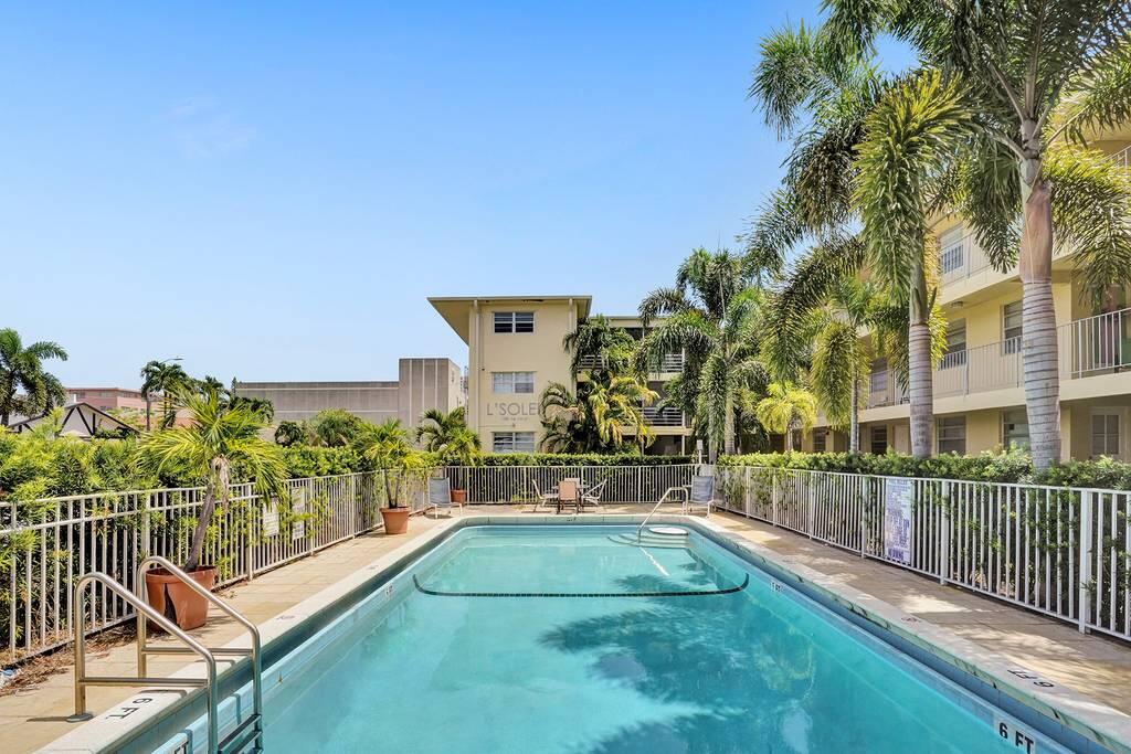 2BR/2Bath W/ Balcony And Outdoor Pool+Free Parking - thumb 2