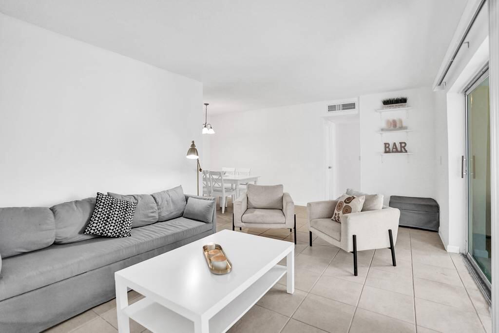 2BR/2Bath W/ Balcony And Outdoor Pool+Free Parking - thumb 0