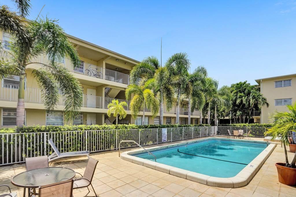 2BR/2Bath W/ Balcony And Outdoor Pool+Free Parking - thumb 1