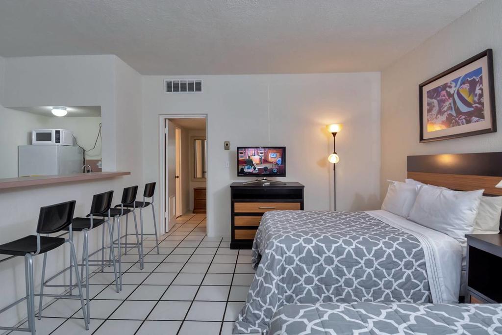 Amazing 1br Apartment With Pool, Hallandale Beach! - thumb 2