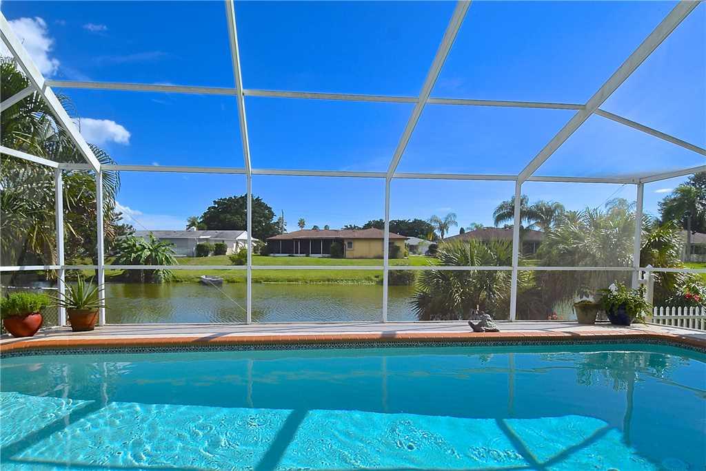 Lakeside House, 4 Bedrooms, Private Heated Pool, HDTV, Sleeps 8, WiFi - thumb 3