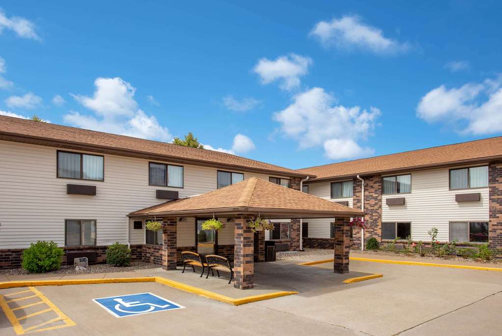 Days Inn & Suites Davenport East - thumb 1
