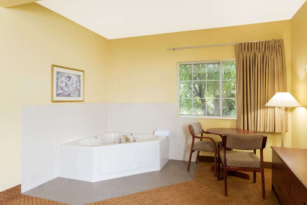 Super 8 Osage - thumb 11